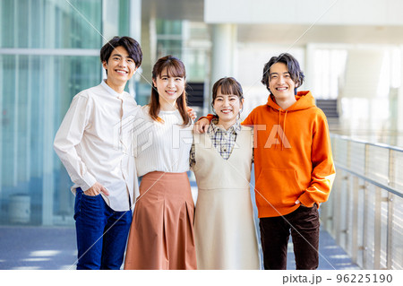 大学生の若い男女 96225190