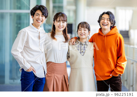 大学生の若い男女 96225191