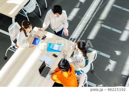 教室でミーティングをする男女の大学生 96225192