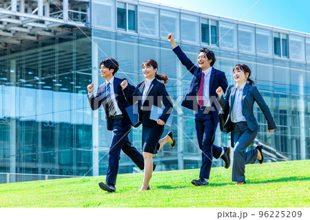 青空のしたで並ぶビジネスウーマンとビジネスマン 96225209