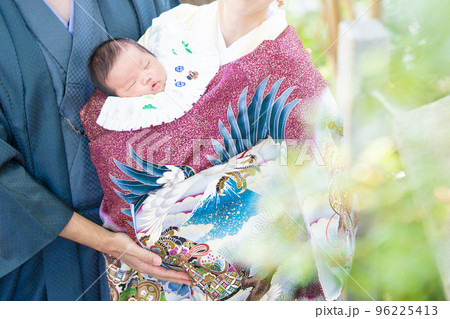 お宮参り(初宮詣)のお祝いをする両親と赤ちゃん 96225413