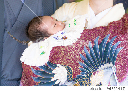 お宮参り(初宮詣)のお祝いでお母さんに抱かれる赤ちゃん 96225417