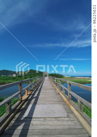 《京都府》晴れの日、山陰海岸ジオパーク立岩の風景 《京都府》晴れの日、山陰海岸ジオパーク立岩の風景 96225631