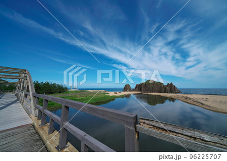 《京都府》晴れの日、山陰海岸ジオパーク立岩の風景 《京都府》晴れの日、山陰海岸ジオパーク立岩の風景 96225707