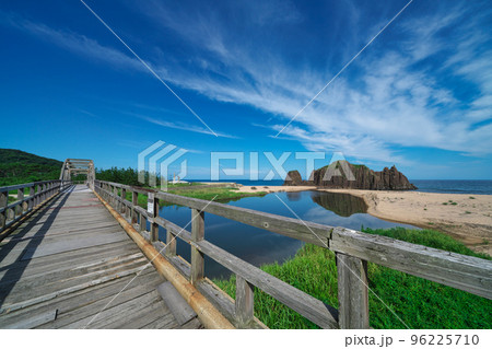 《京都府》晴れの日、山陰海岸ジオパーク立岩の風景 96225710