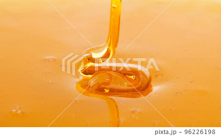 Macro of thick fresh honey dripping 96226198