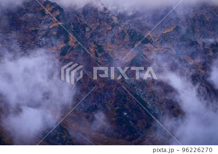 ガスに煙る穂高連峰 96226270