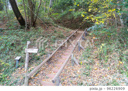 小宮駅側にある滝山丘陵の登山口(東京都八王子市) 小宮駅側にある滝山丘陵の登山口(東京都八王子市) 96226909