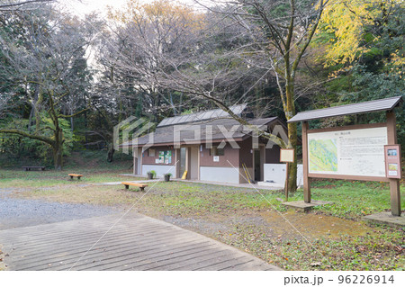 滝山城跡の中の丸にある公衆トイレ(東京都八王子市) 滝山城跡の中の丸にある公衆トイレ(東京都八王子市) 96226914