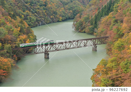 紅葉の只見線を走る列車 紅葉の只見線を走る列車 96227692