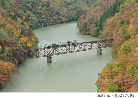 紅葉の只見線を走る列車 96227698