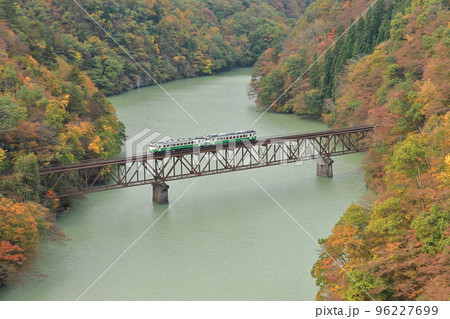紅葉の只見線を走る列車 紅葉の只見線を走る列車 96227699