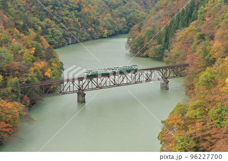 紅葉の只見線を走る列車 紅葉の只見線を走る列車 96227700