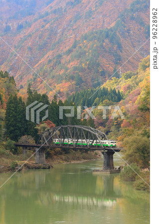 紅葉の只見川第四橋梁を走る只見線 96228962