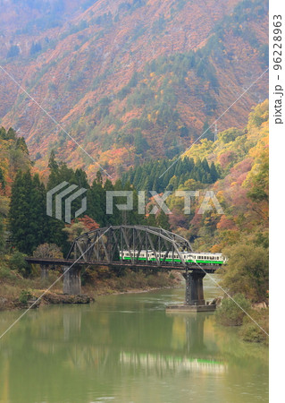 紅葉の只見川第四橋梁を走る只見線 96228963
