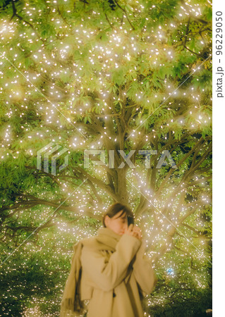 クリスマスの日に待ち合わせをしている女性の写真 クリスマスの日に待ち合わせをしている女性の写真 96229050