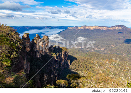 シドニー郊外のブルーマウンテンズで見た、スリーシスターズの奥に僅かに残る雲海と青空 96229141