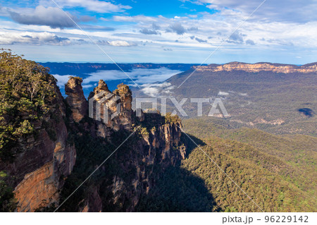 シドニー郊外のブルーマウンテンズで見た、スリーシスターズの奥に僅かに残る雲海と青空 96229142
