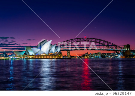 シドニーで見たオペラハウスやハーバーブリッジ周辺の夜景と、夕焼けから夜に変わる空 96229147