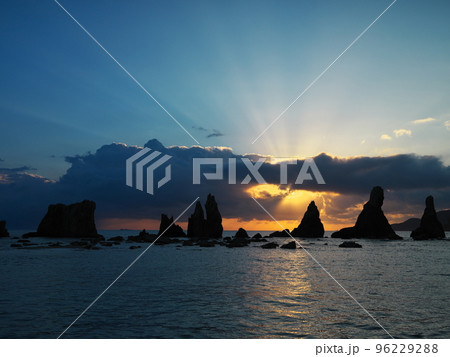 朝日のエンジェルラダーを浴びる橋杭岩 朝日のエンジェルラダーを浴びる橋杭岩 96229288