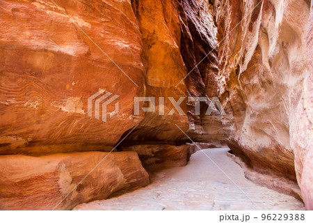 The Siq canyon, Petra, Jordan 96229388