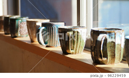 陶芸作品のマグカップ 96229459