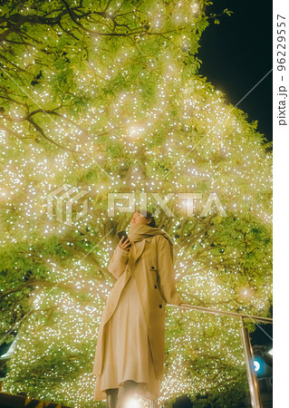 クリスマスの日に待ち合わせをしている女性の写真 クリスマスの日に待ち合わせをしている女性の写真 96229557