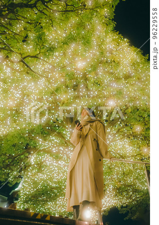 クリスマスの日に待ち合わせをしている女性の写真 クリスマスの日に待ち合わせをしている女性の写真 96229558