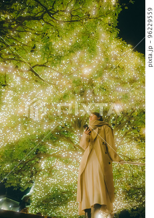 クリスマスの日に待ち合わせをしている女性の写真 クリスマスの日に待ち合わせをしている女性の写真 96229559