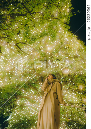 クリスマスの日に待ち合わせをしている女性の写真 96229562
