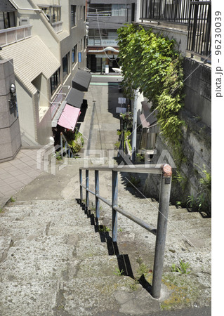 東京・新宿の風情ある坂道(階段) 新宿区市谷台町 東京・新宿の風情ある坂道(階段) 新宿区市谷台町 96230039