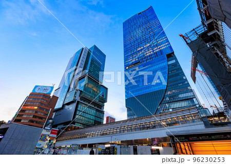 東京都 早朝の渋谷駅前の街並み 渋谷スクランブルスクエアと渋谷ヒカリエ 東京都 早朝の渋谷駅前の街並み 渋谷スクランブルスクエアと渋谷ヒカリエ 96230253