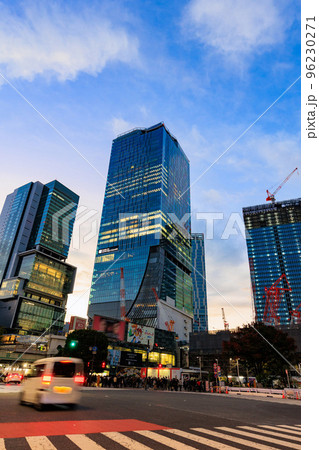 東京都　早朝の渋谷駅前の街並み　渋谷スクランブルスクエア 96230271