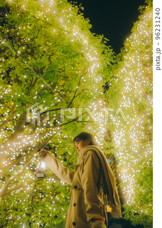 イルミネーションとランタンを持った女性の写真 イルミネーションとランタンを持った女性の写真 96231240