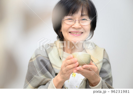 あたたかいお茶を飲んでくつろぐ高齢者 秋冬イメージ あたたかいお茶を飲んでくつろぐ高齢者 秋冬イメージ 96231981