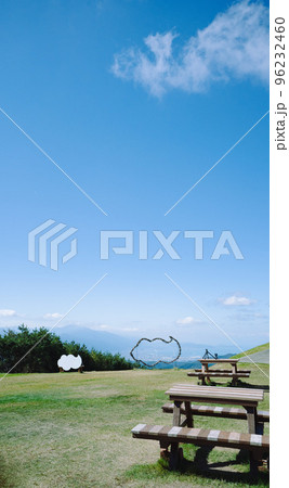 日本の天空公園からの眺めとベンチ 96232460