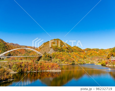 秋の紅葉に染まる山梨県北斗市のみずがき湖の景色 96232719
