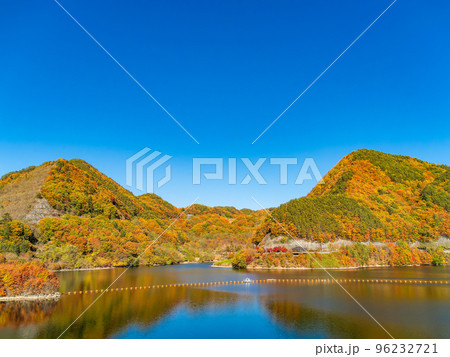 秋の紅葉に染まる山梨県北斗市のみずがき湖の景色 96232721