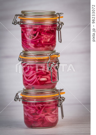 RECIPE FOR ONION PICKLES IN JARS, WHITE WINE VINEGAR, WHITE WINE, SUGAR, PEPPER 96233072