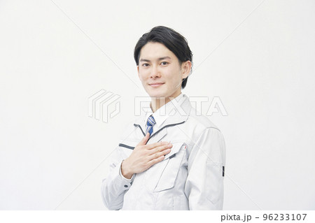 胸に手をあてる作業員のポートレート 白背景 カメラ目線 胸に手をあてる作業員のポートレート 白背景 カメラ目線 96233107
