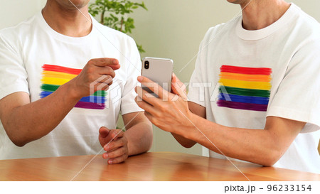 家でスマホを使う性的マイノリティの男性カップル 顔無し 家でスマホを使う性的マイノリティの男性カップル 顔無し 96233154