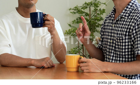 家で会話する性的マイノリティの男性カップル　顔無し 96233166