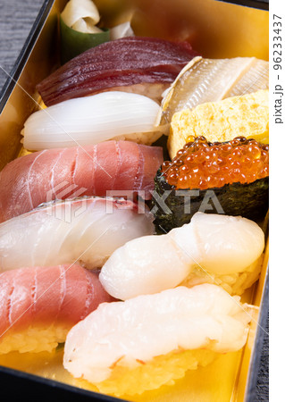 美味しい折詰の握り鮨 96233437