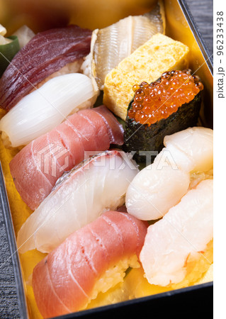 美味しい折詰の握り鮨 96233438