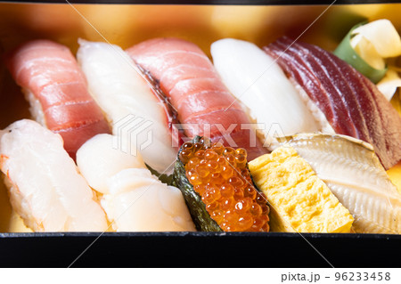 美味しい折詰の握り鮨 96233458