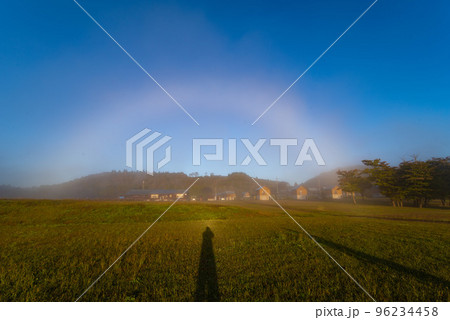 白虹（撮影：新潟県小千谷市・山本山高原おぢやクラインガルテンふれあいの里） 96234458