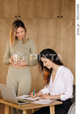 a girl after fitness classes discusses her healthy diet with a nutritionist 96234466