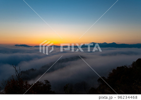 雲海に包まれた山々と朝日の光景（撮影：新潟県ぢヤシ山本山高原） 96234468