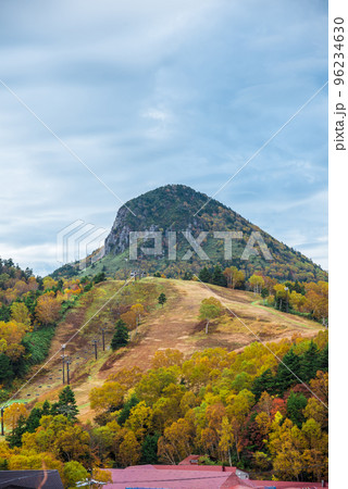 《長野県》秋の志賀高原　硯川から見た笠ヶ岳の美しい紅葉 96234630