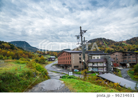 《長野県》秋の志賀高原　硯川から横手山方面の美しい紅葉 96234631